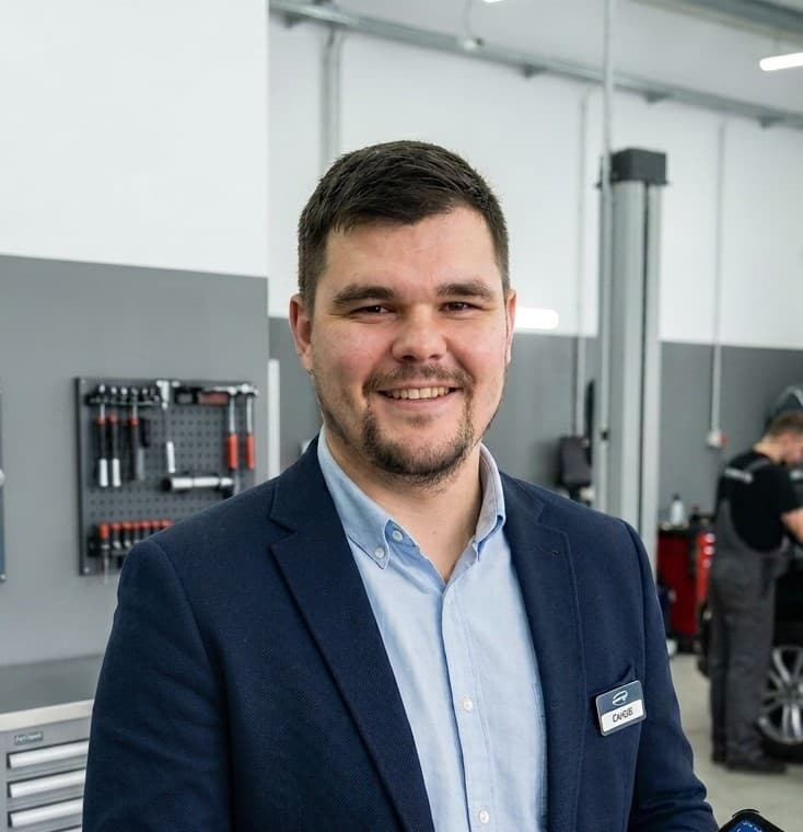 Jurij, właściciel DARK Serwis, w warsztacie